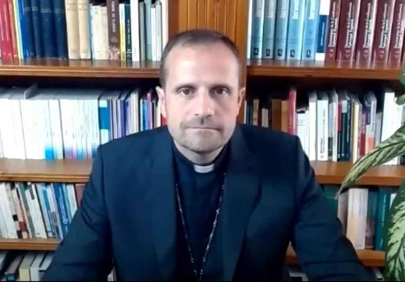Imagem Ilustrando a Notícia: Bispo exorcista deixa a igreja para ficar com escritora de romance erótico satanista