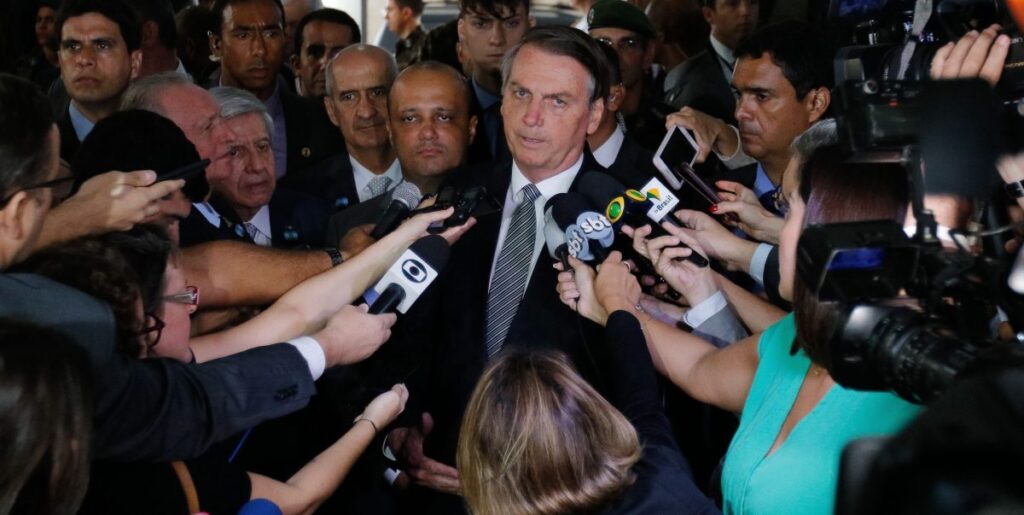 Imagem Ilustrando a Notícia: Bolsonaro afirma não ter problema em reatar seu relacionamento com jornalistas, mas com a Globo “é difícil”