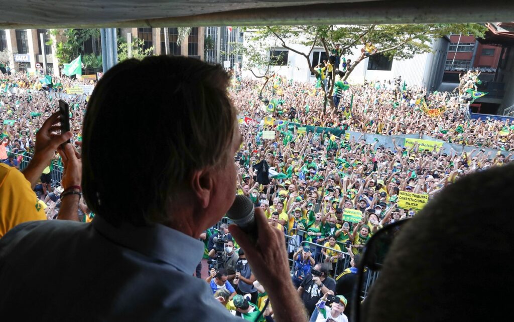 Imagem Ilustrando a Notícia: Bolsonaro rebate pressão de apoiadores após nota que tenta aliviar crise institucional