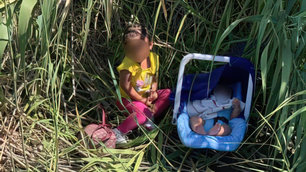 Imagem Ilustrando a Notícia: Duas crianças abandonadas na fronteira dos EUA com o México são encontradas