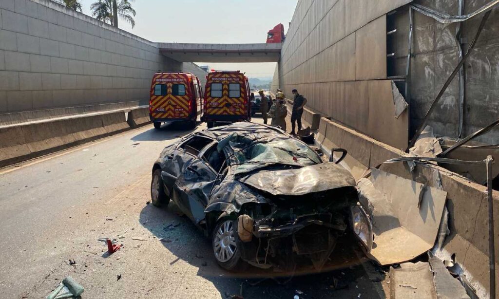 Imagem Ilustrando a Notícia: Motorista sobrevive de queda do viaduto da GO-080, em Goiânia. Veja imagens