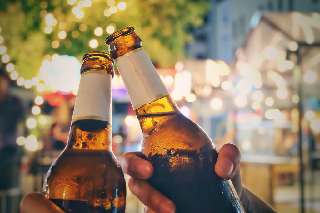 Imagem Ilustrando a Notícia: Com inflação, preço da cerveja vai aumentar até 6% em outubro, anuncia Ambev