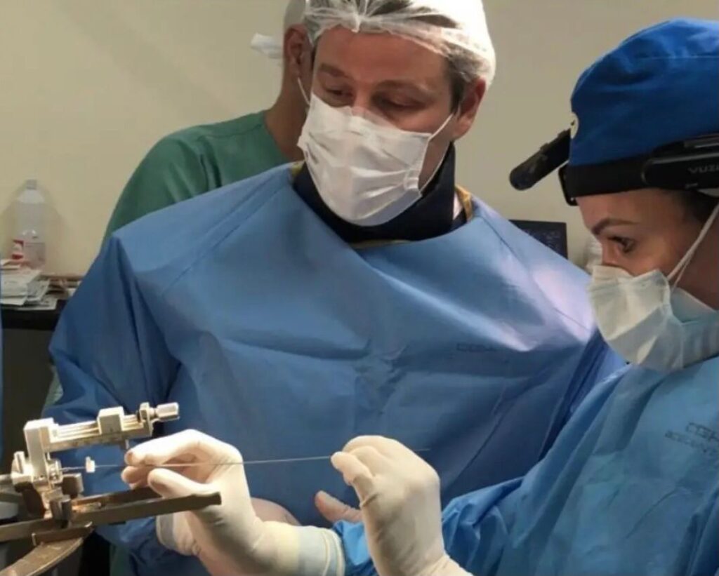Imagem Ilustrando a Notícia: Paciente de neurocirurgia inédita no Brasil realizada em Goiânia apresenta boa resposta