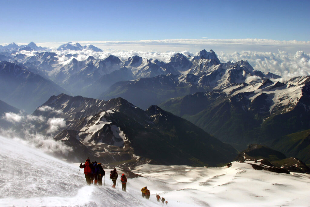Imagem Ilustrando a Notícia: Cinco alpinistas morrem em tempestade de neve ao tentar escalar o Monte Elbrus na Rússia