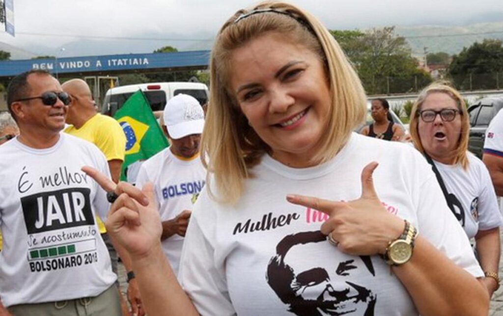 Imagem Ilustrando a Notícia: Ex-esposa de Bolsonaro comandou um dos núcleos de corrupção em gabinete de Carlos Bolsonaro, diz MP
