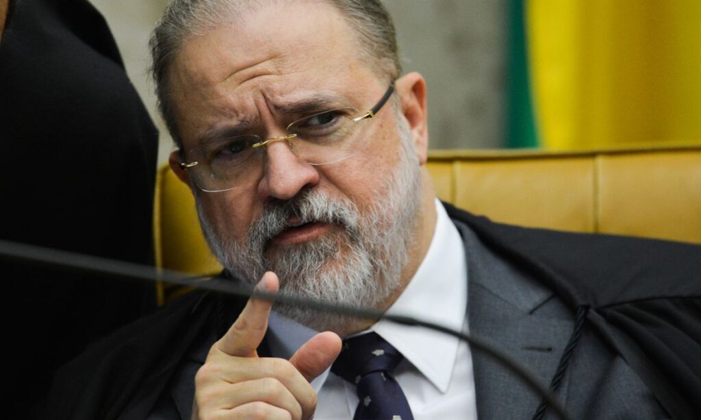 Imagem Ilustrando a Notícia: Augusto Aras pede arquivamento do inquérito contra Bolsonaro por vazamento de dados do TSE