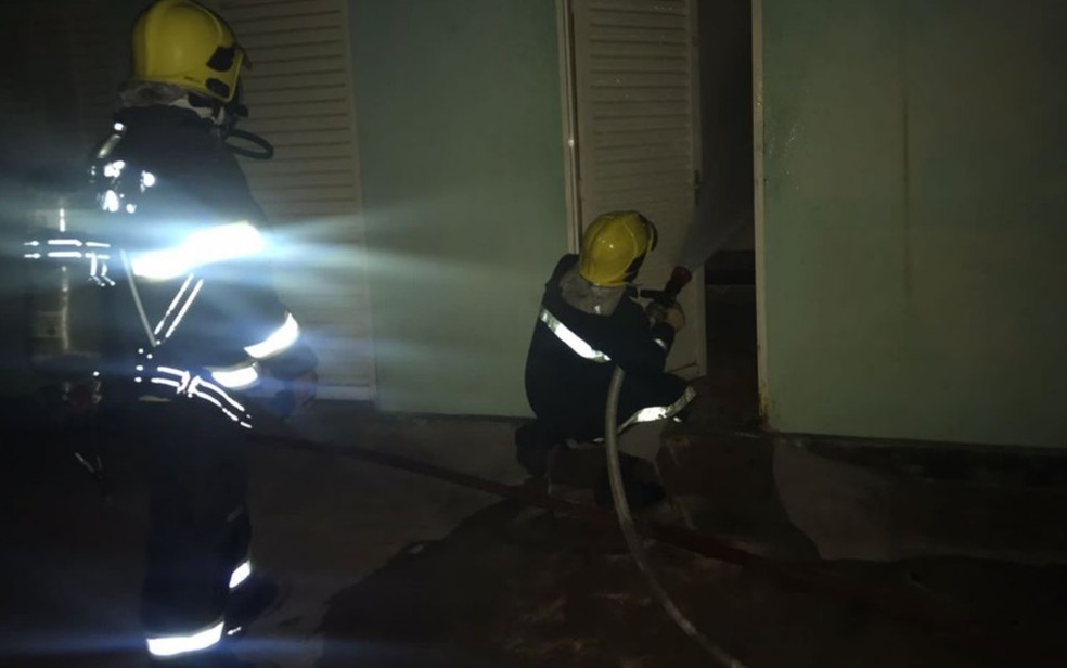 Imagem Ilustrando a Notícia: Corpo de Bombeiros combate incêndio em asilo de Goianésia