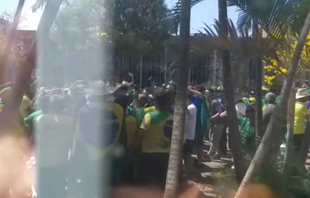 Imagem Ilustrando a Notícia: Manifestantes pró-Bolsonaro tentam invadir Ministério da Saúde