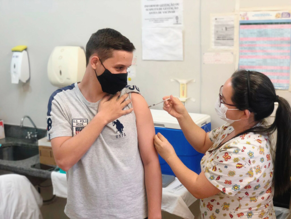 Imagem Ilustrando a Notícia: Adolescentes a partir de 15 anos já podem começar a se vacinar contra Covid-19 em Goiânia