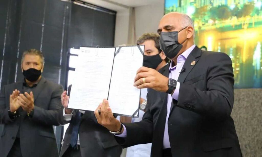 Imagem Ilustrando a Notícia: Prefeito Rogério Cruz sanciona o novo Código Tributário para Goiânia