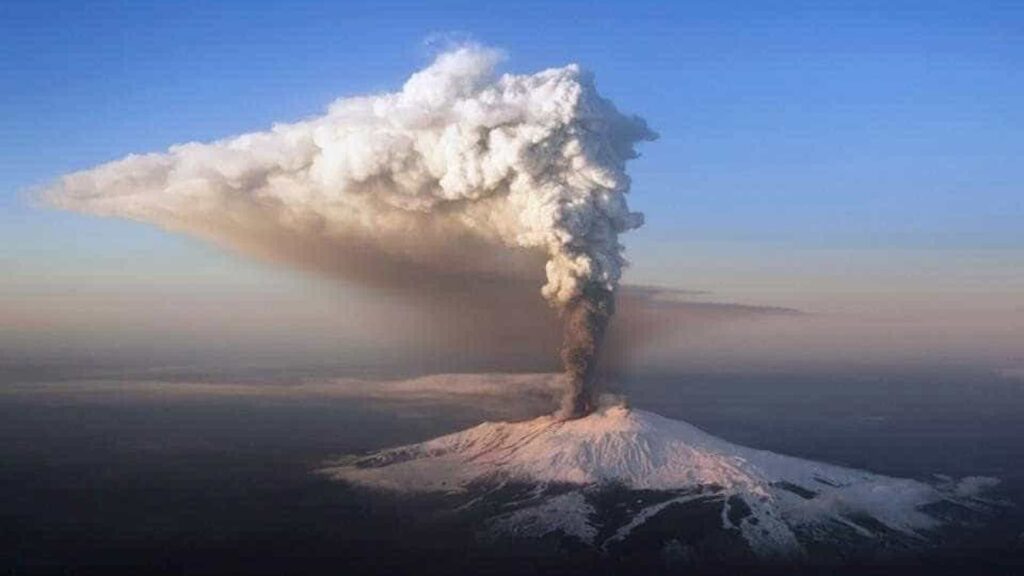 Imagem Ilustrando a Notícia: Vulcão nas Ilhas Canárias pode entrar em erupção e causar tsunami no litoral do Brasil