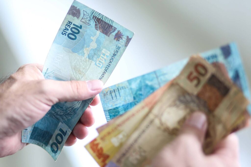 Imagem Ilustrando a Notícia: Inflação supera reajuste salarial dos brasileiros em agosto