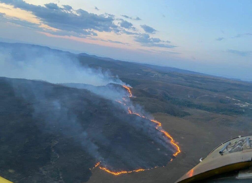 Imagem Ilustrando a Notícia: Incêndio na Chapada dos Veadeiros entra no segundo dia, atingindo 20 quilômetros