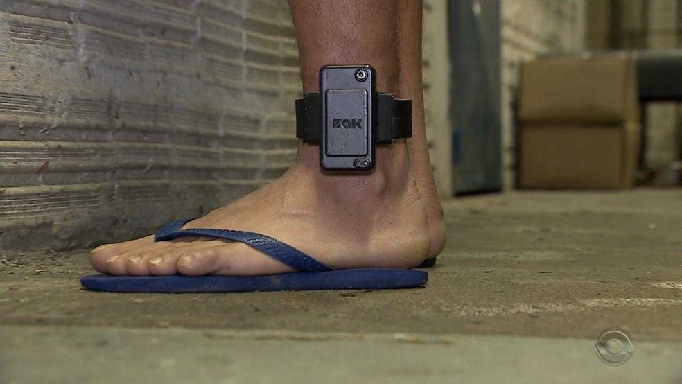 Imagem Ilustrando a Notícia: Governo de Goiás quer que detento pague aluguel de tornozeleira eletrônica