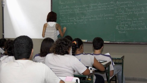 Imagem Ilustrando a Notícia: Estudo aponta salário de professores de escola pública no Brasil como o pior do mundo