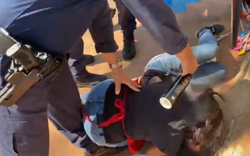 Imagem Ilustrando a Notícia: Guarda Civil joga spray de pimenta em mãe e adolescente caídos no chão, em Goiânia