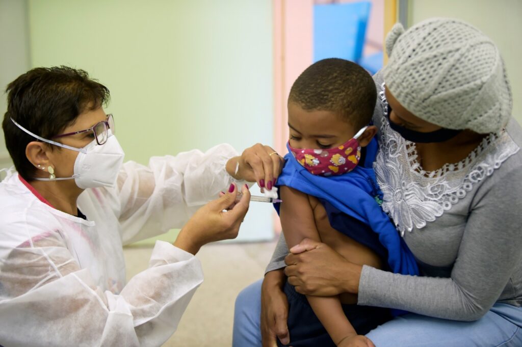Imagem Ilustrando a Notícia: Nos EUA, Pfizer inicia processo para liberação de vacinas em crianças acima de cinco anos