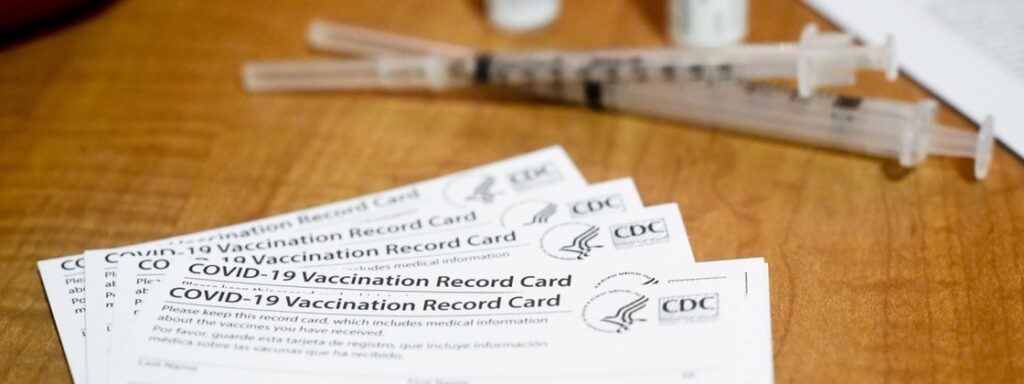 Imagem Ilustrando a Notícia: Covid-19: cartões de vacinação falsos são vendidos por US$ 149,50 no mercado clandestino