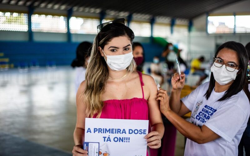 Imagem Ilustrando a Notícia: Contrariando governo Bolsonaro, Anvisa mantém liberação de vacinação em adolescentes de 12 a 17 anos