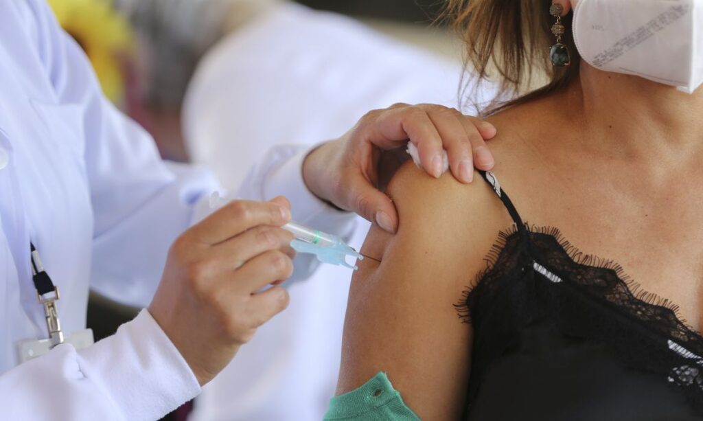 Imagem Ilustrando a Notícia: Governo proíbe demissão de trabalhadores não imunizados contra a covid-19