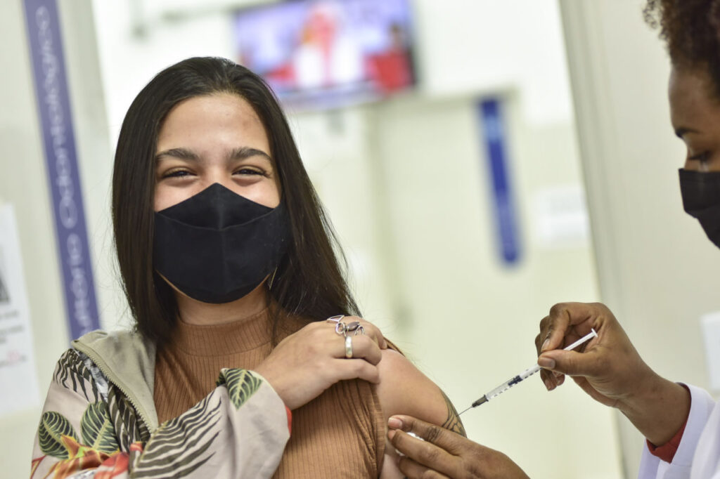 Imagem Ilustrando a Notícia: Remessa com 152.100 vacinas contra Covid-19 chega a Goiás