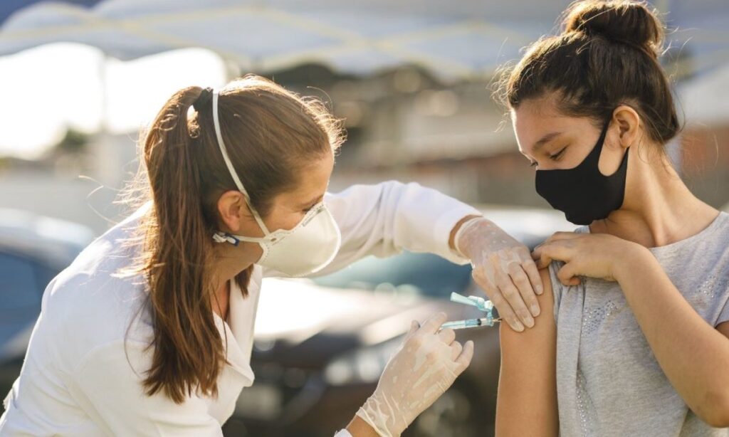 Imagem Ilustrando a Notícia: Governo Bolsonaro: Ministério da Saúde volta atrás e libera vacinação de adolescentes