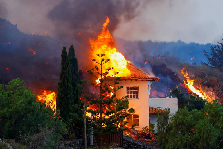 Imagem Ilustrando a Notícia: Vulcão nas Canárias destruiu 100 casas e obrigou cinco mil pessoas a serem retiradas às pressas de casa