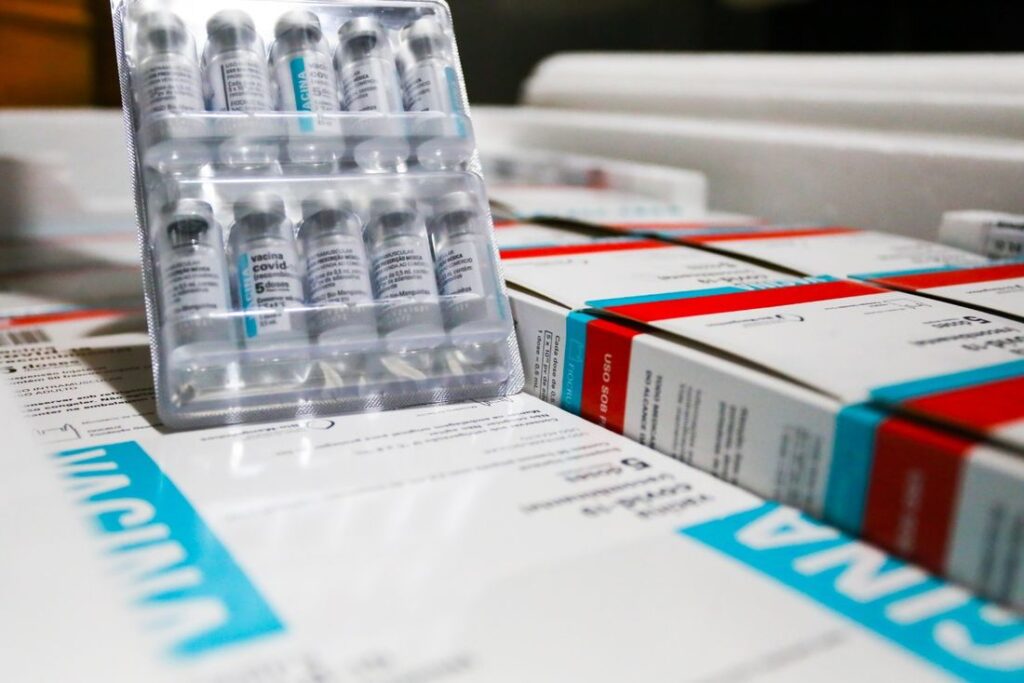 Imagem Ilustrando a Notícia: Caminhão com vacinas da AstraZeneca e Pfizer deve chegar em Goiás neste fim de semana