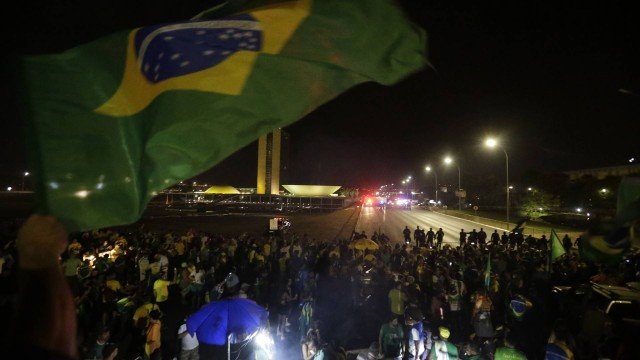 Imagem Ilustrando a Notícia: Bolsonaristas rompem bloqueio e invadem Esplanada dos Ministérios