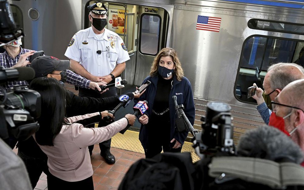 Imagem Ilustrando a Notícia: Mulher é estuprada em metrô da Filadélfia enquanto outros passageiros apenas filmavam a violência