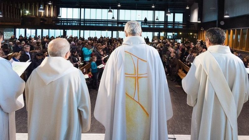 Imagem Ilustrando a Notícia: Investigação na França revela ao menos 3 mil pedófilos dentro da Igreja Católica do país desde 1950