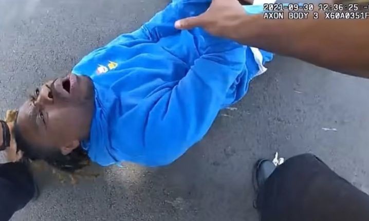 Imagem Ilustrando a Notícia: Vídeo mostra homem negro paraplégico sendo retirado a força de seu carro, nos EUA