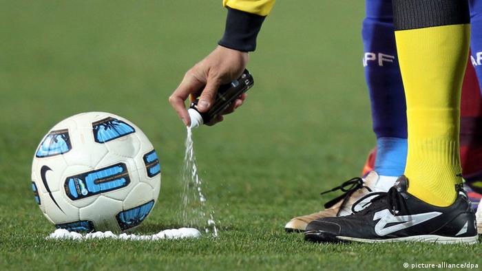 Imagem Ilustrando a Notícia: Entenda por que a Fifa foi condenada a indenizar brasileiro inventor do spray de barreira