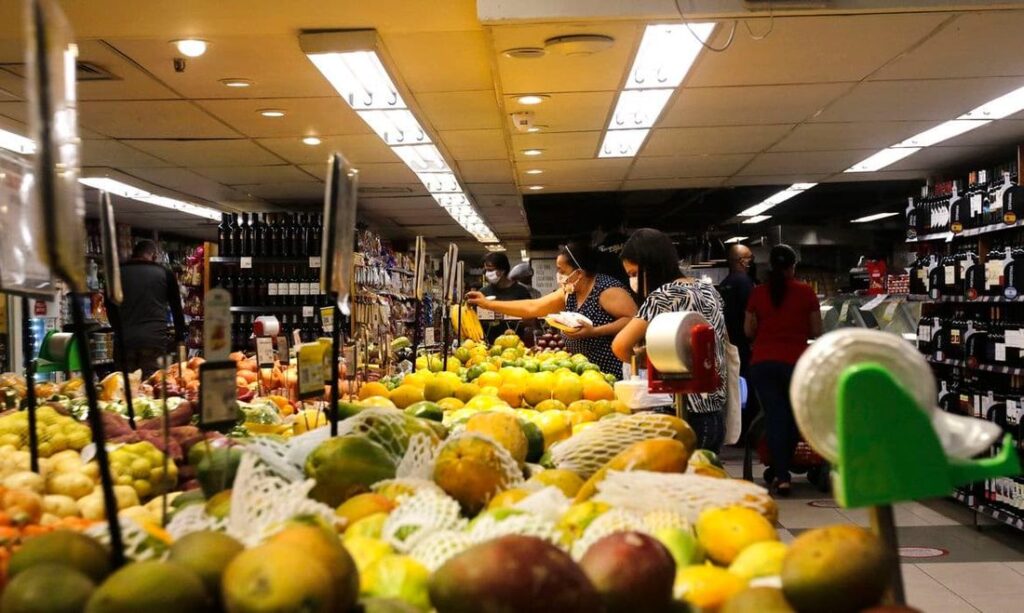 Imagem Ilustrando a Notícia: Tudo caro: consumo nos lares brasileiros caiu 2,33% em agosto, de acordo com pesquisa