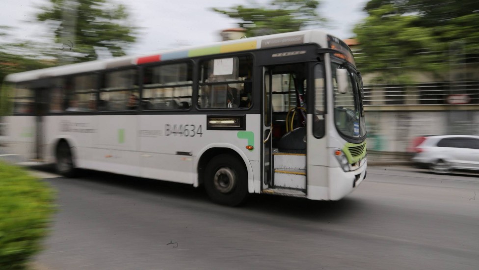 Imagem Ilustrando a Notícia: Passageira morre ao ser arremessada para fora de ônibus que transitava com porta aberta