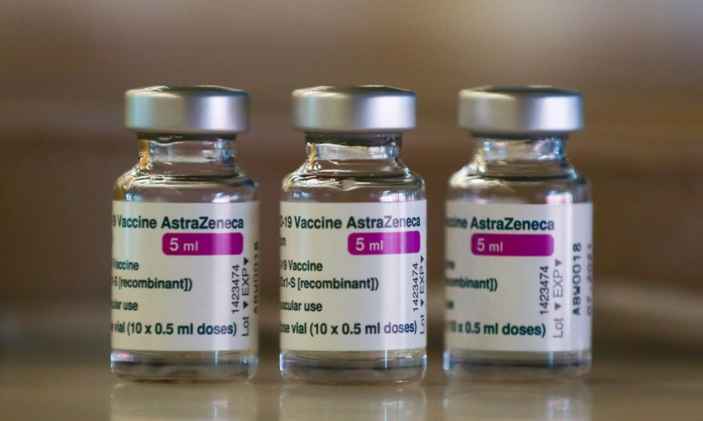 Imagem Ilustrando a Notícia: Medicamento em fase de testes da AstraZeneca reduz mortes e casos graves de covid-19