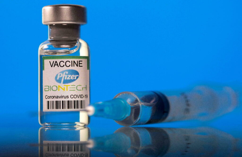 Imagem Ilustrando a Notícia: Estudo aponta que dose de reforço do imunizante da Pfizer-BioNTech tem eficácia de 95,6%