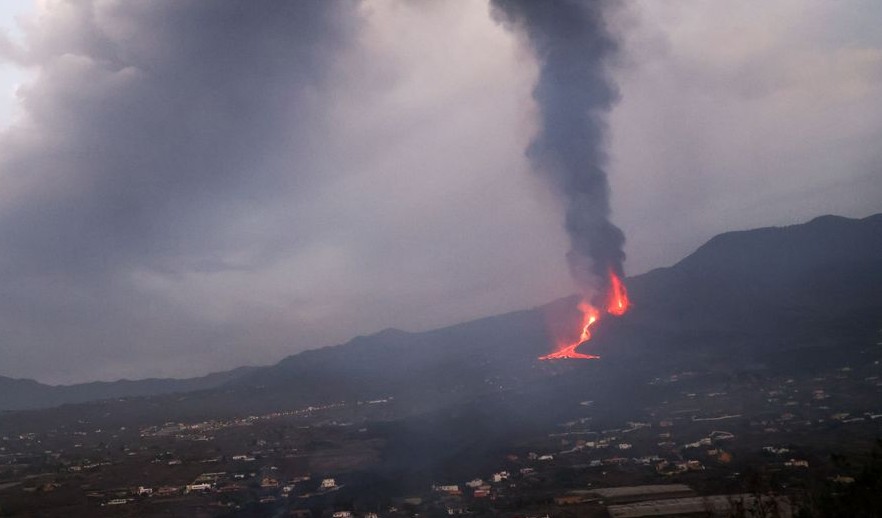Imagem Ilustrando a Notícia: Em erupção há quase 20 dias, cinzas do vulcão nas Canárias fecham aeroporto de La Palma
