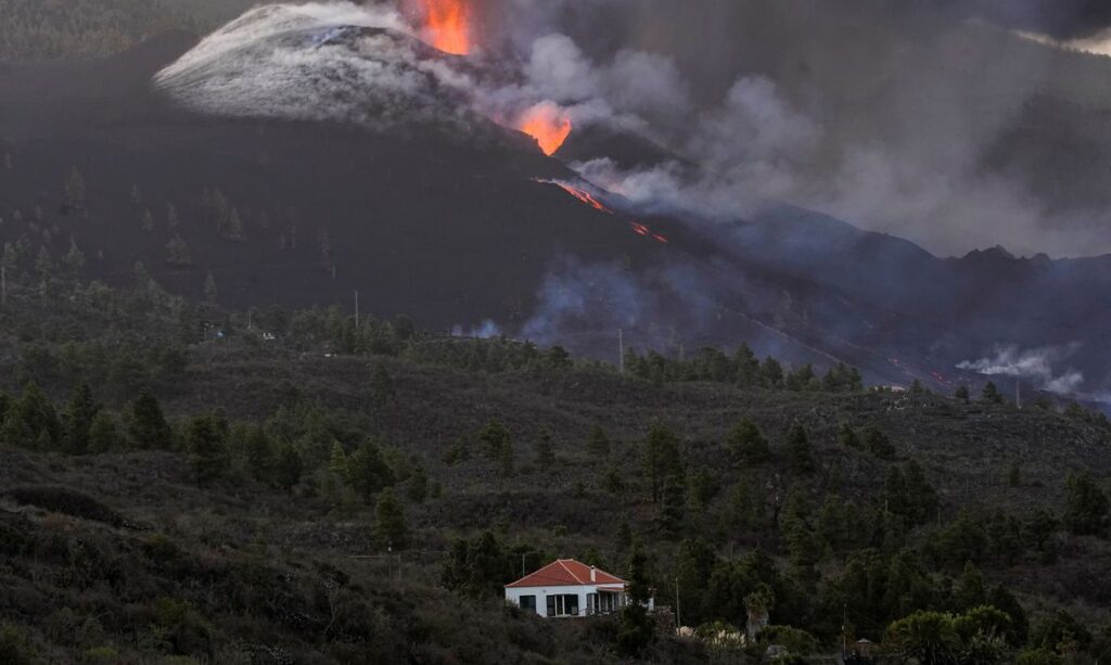 Imagem Ilustrando a Notícia: Lava do vulcão La Palma aumenta e especialistas temem abertura de nova boca