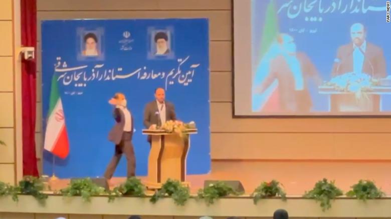 Imagem Ilustrando a Notícia: Durante discurso público, governador iraniano leva um tapa na cara e fica sem reação