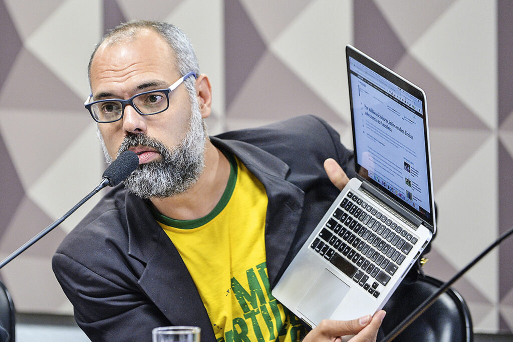 Imagem Ilustrando a Notícia: Segundo PF, blogueiro Allan dos Santos pode ter incentivado Bolsonaro a dar golpe