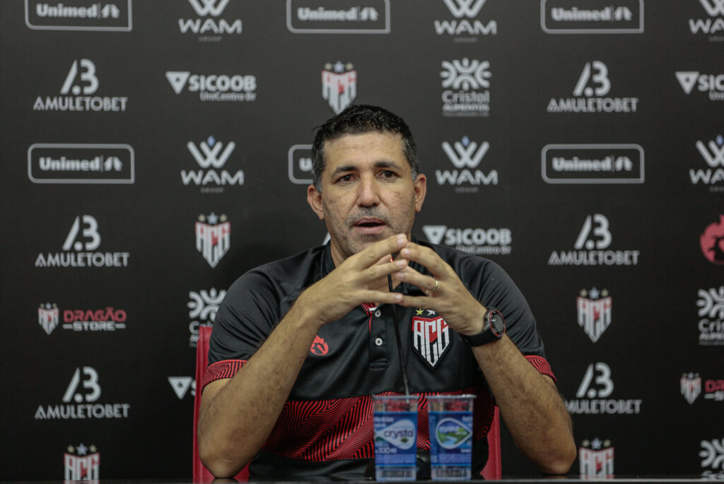 Imagem Ilustrando a Notícia: Eduardo Souza lamenta derrota do Atlético-GO e aponta erros na “conclusão de jogada”