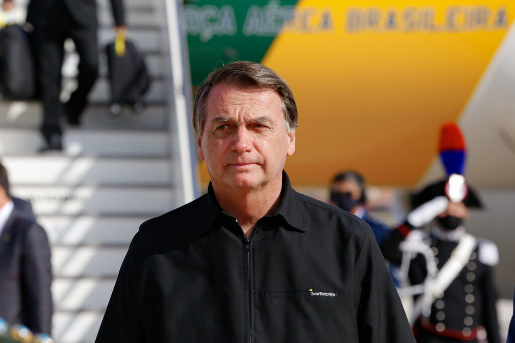 Imagem Ilustrando a Notícia: No G-20, Bolsonaro diz ter apoio popular “muito grande” no País