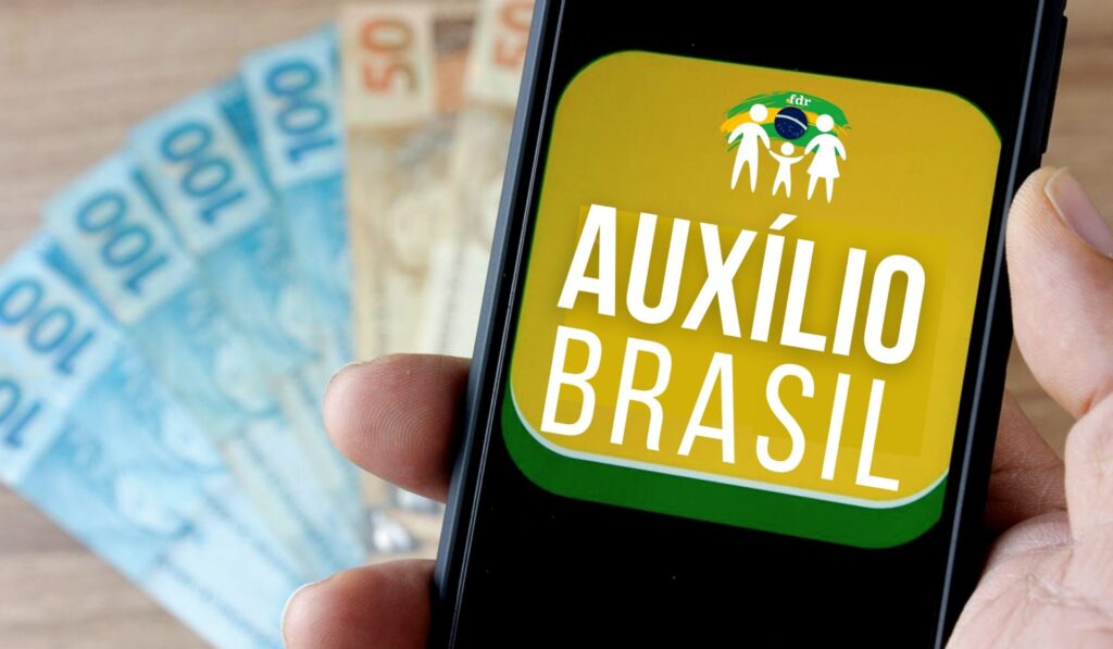 Imagem Ilustrando a Notícia: Bolsonaro determina que Auxílio Brasil chegue a R$ 400, valor superior ao auxílio emergencial