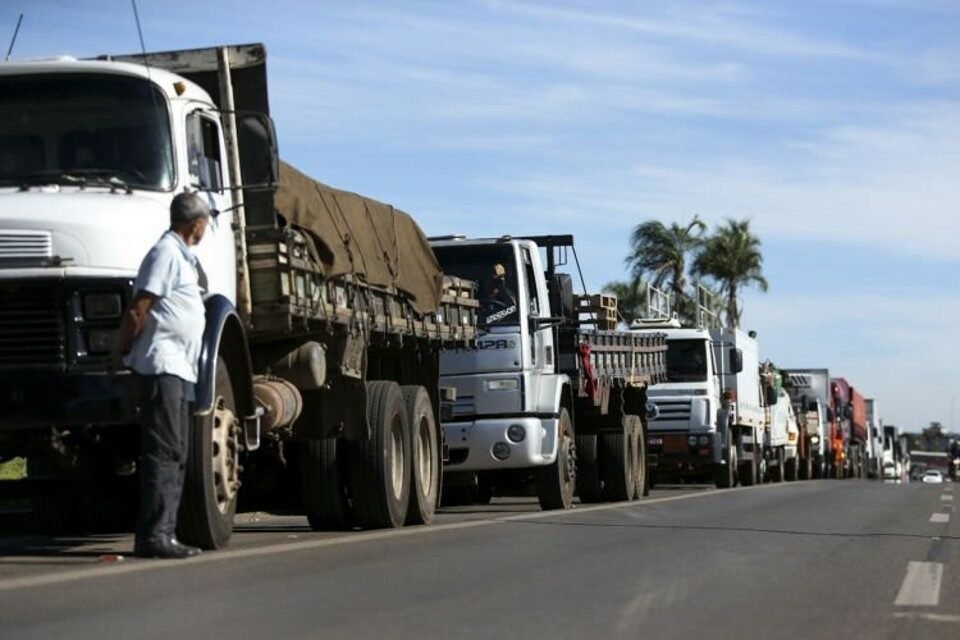 Imagem Ilustrando a Notícia: Após reajuste no combustível, caminhoneiros sinalizam para greve dia 1º