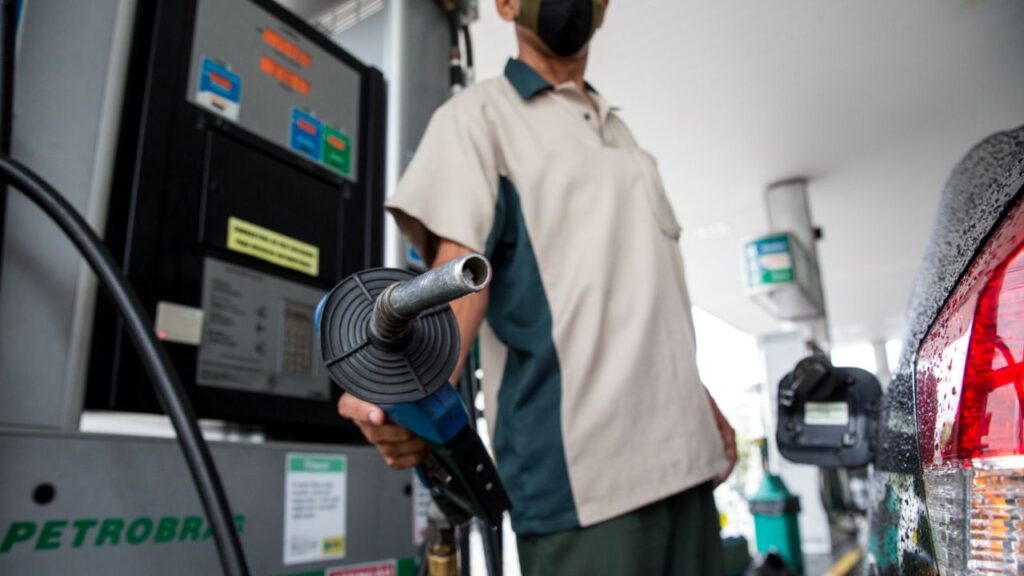 Imagem Ilustrando a Notícia: Redução do ICMS não interfere no preço da gasolina, diz secretária
