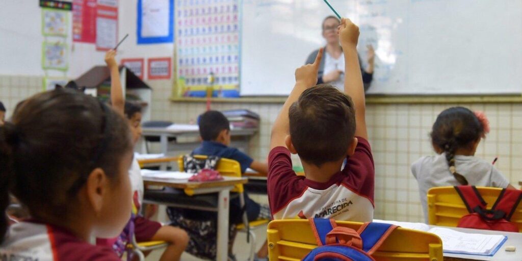 Imagem Ilustrando a Notícia: Relatório aponta 30 mil crianças fora da sala de aula em Aparecida