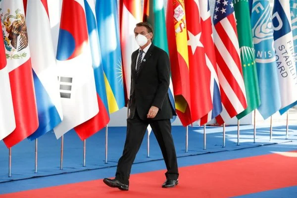 Imagem Ilustrando a Notícia: Bolsonaro chega ao G20 usando máscara de proteção após ser criticado pela imprensa italiana