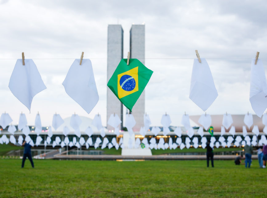 Imagem Ilustrando a Notícia: 600 mil mortos: ONG Rio de Paz leva 600 lenços brancos para o gramado do Congresso Nacional