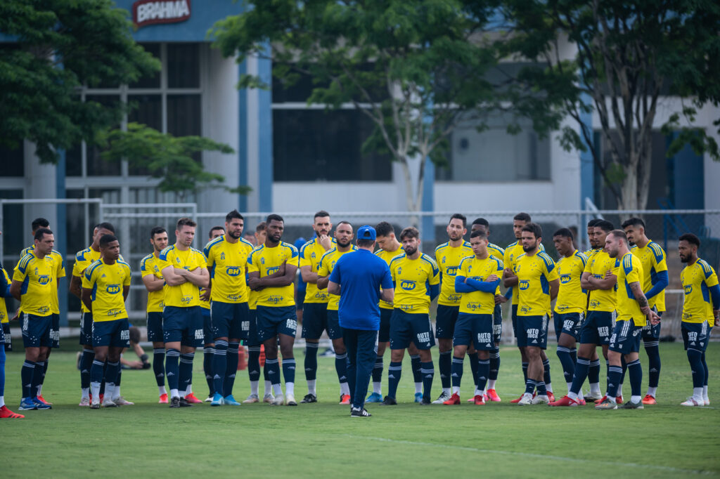 Imagem Ilustrando a Notícia: Com salários atrasados, jogadores do Cruzeiro anunciam greve